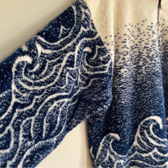 Wave Fleece - Picture 2 of 4